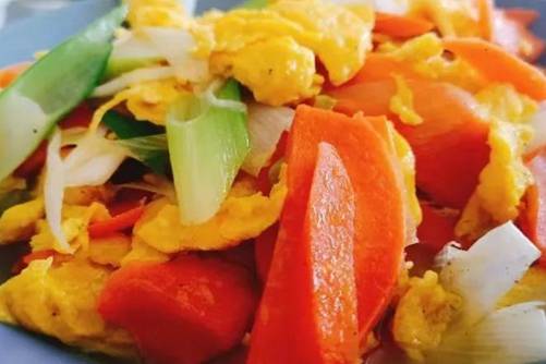 胡萝卜炒鸡蛋的做法，如果你不喜欢胡萝卜，试试胡萝卜炒鸡蛋