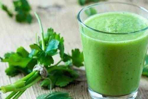 西芹汁生喝的作用与功效，芹菜汁什么时候喝最好