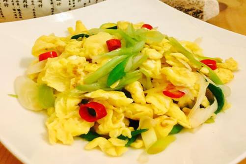 大葱炒鸡蛋怎么做？试试这个方法，你也是星级大厨了