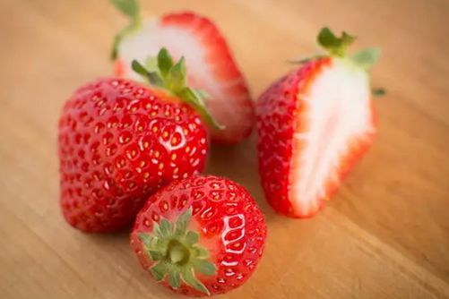 草莓什么季节成熟？这个季节草莓又大又好吃，千万不要错过！